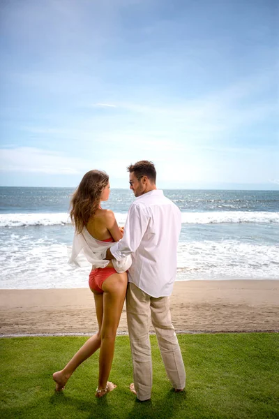 豪华海滩度假村的年轻夫妇 — 图库照片