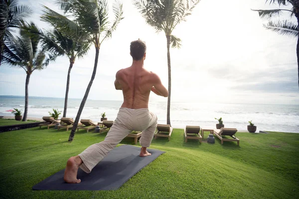 Uomo in posa yoga all'aperto — Foto Stock