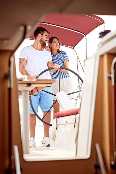 Hombre disfrutando de un día de verano en un barco con su novia — Foto de Stock
