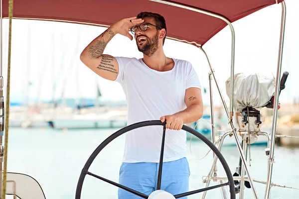 Pria tersenyum berlayar di kapal pesiar saat liburan — Stok Foto