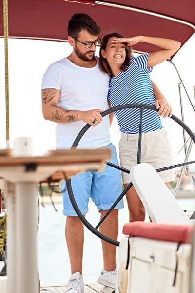 Dziewczyna korzystających letnie wakacje na łodzi z chłopakiem — Zdjęcie stockowe