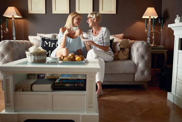 Young woman in visit to her mother — Stock Photo, Image