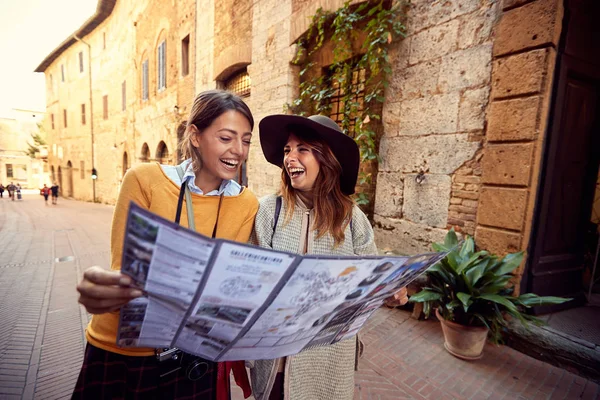 Két nő utazik együtt. barátokkal, térképvel — Stock Fotó