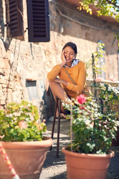 Mujer joven disfrutando en el tiempo de viaje — Foto de Stock