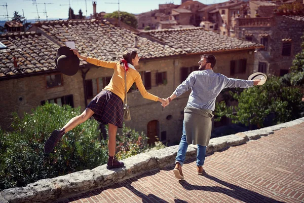 Romantika pár az olaszországi-turisták pár látogató Toscana. — Stock Fotó