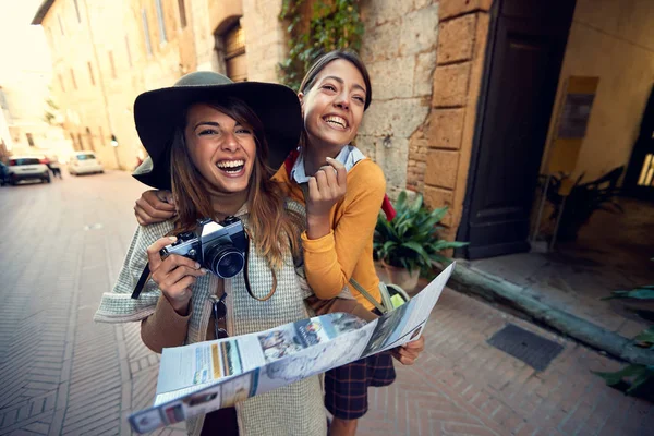 Mulher turistas com mapa na cidade — Fotografia de Stock