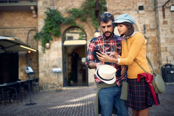 Buon viaggio - coppia in vacanza godendo di viaggio — Foto Stock