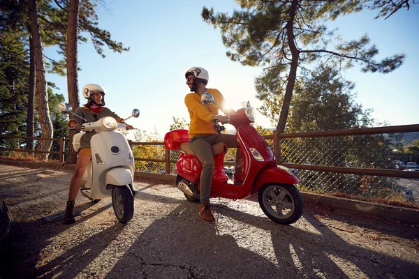 Turisti che viaggiano in moto e si divertono — Foto Stock