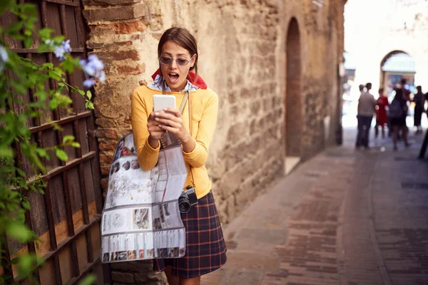 Chica viajando sola con mapa y móvil de vacaciones — Foto de Stock