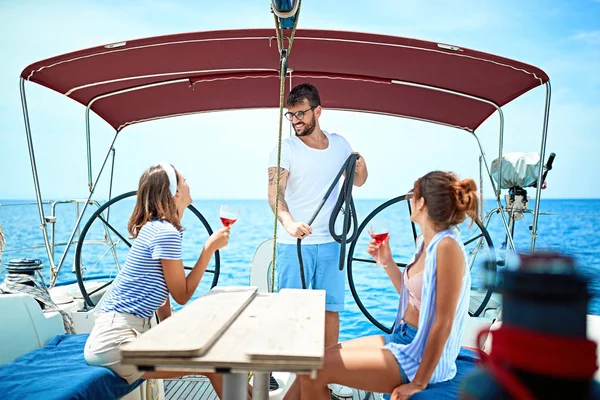 Vacanze estive - Le persone che riposano su uno yacht in vacanza — Foto Stock
