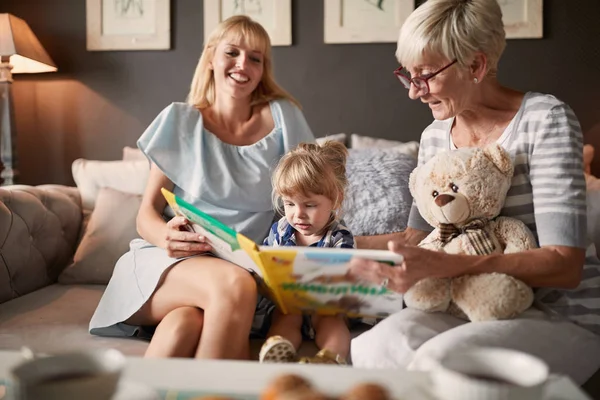 Child looking picture book — Stock Photo, Image