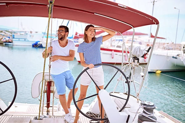 Homem e mulher no iate na roda que vai na viagem do oceano — Fotografia de Stock