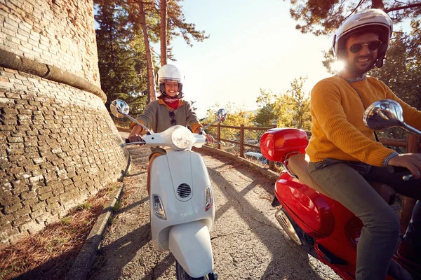 休暇中に道路上のオートバイに乗る観光客 — ストック写真