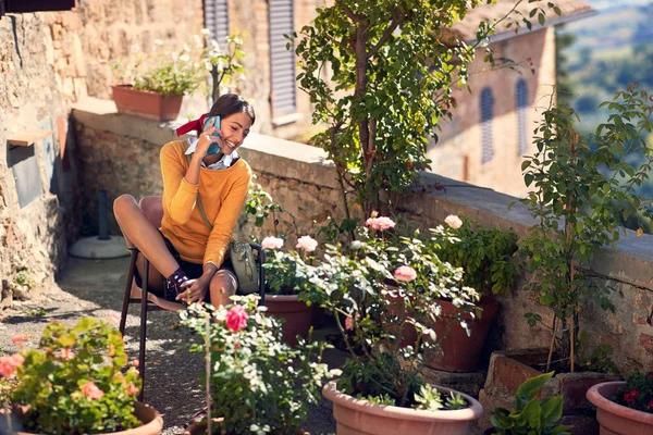 Feminino falando no telefone celular em férias — Fotografia de Stock