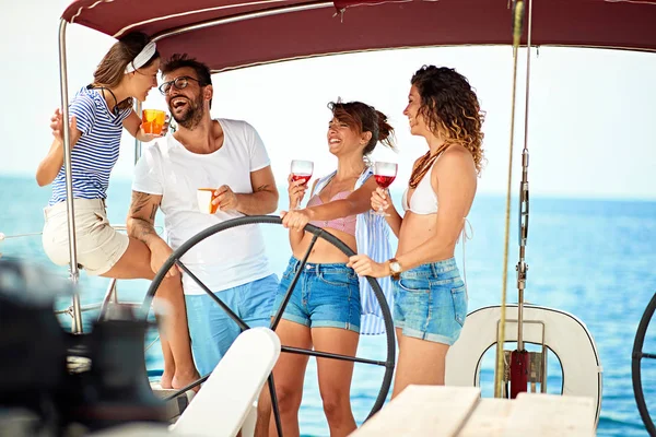Yelkenli ve eğlenmek içmek şarap üzerinde arkadaşlar. — Stok fotoğraf