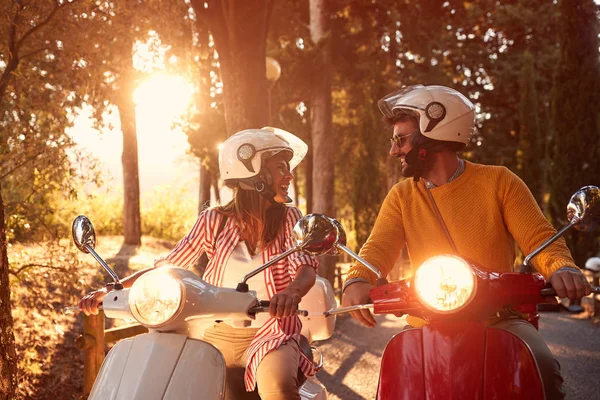 Paar reizigers rijden scooter op reis — Stockfoto