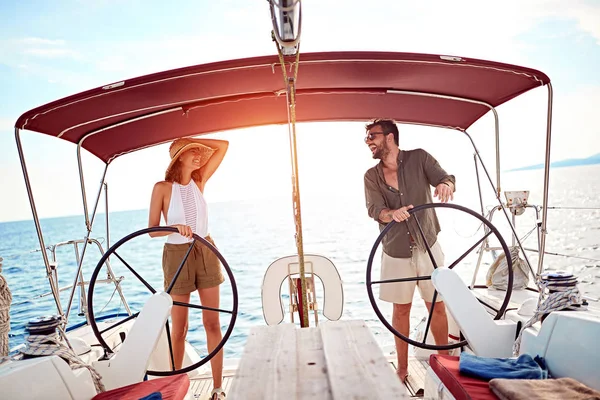 Romantische zomer vakantie-paar op de boot genieten — Stockfoto