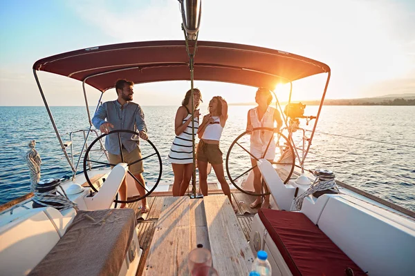 Przyjaciół na wakacjach na łodzi razem i cieszyć się o zachodzie słońca — Zdjęcie stockowe
