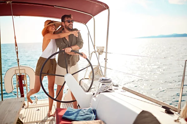 Luksusowa para na łodzi cieszyć się na wakacjach — Zdjęcie stockowe