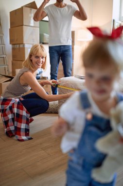 Aile onların yeni ev kutuları açma