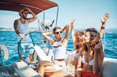 Mutlu arkadaşlar bir tekne gezisinde eğlenmek