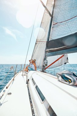 Yaz aylarında bir yatta aşık erkek ve kadın