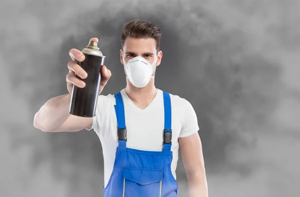 Mies spray myrkyllisiä kaasuja — kuvapankkivalokuva