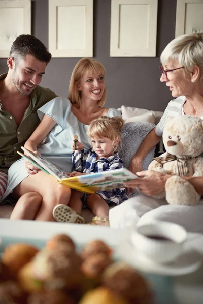 Familj med barn på besök hos mormor — Stockfoto