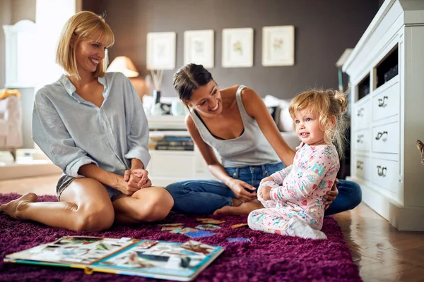 Zwei Hündinnen mit süßem Kind genießen — Stockfoto