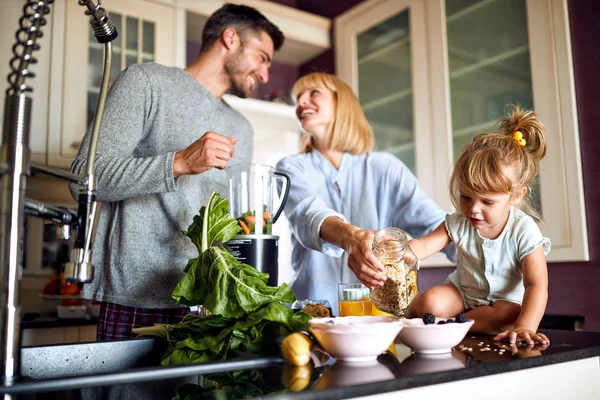 Ontbijten en gelukkige familie — Stockfoto