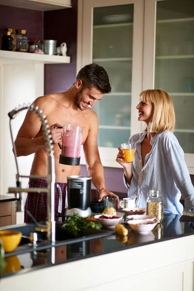 Kadın ve erkek mutfakta. — Stok fotoğraf