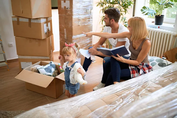 Family with cardboard boxes in new home — Stock Photo, Image