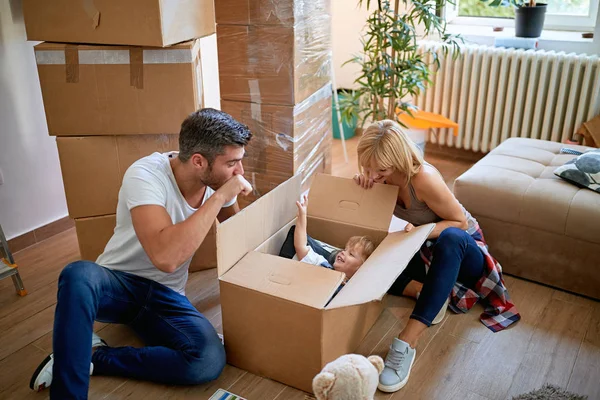 Family with a toddler girl moving in new home — Stock Photo, Image