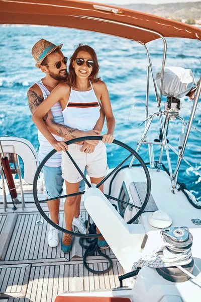 Pareja sonriente disfrutando de un paseo en barco juntos —  Fotos de Stock