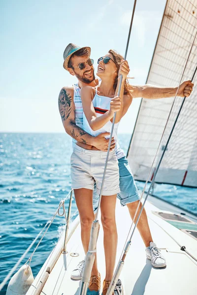Романтичный мужчина с девушкой на яхте наслаждаются ярким солнечным днем в отпуске — стоковое фото