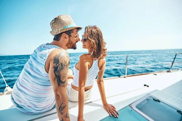 Junger Mann und Frau auf dem Schiff - Kreuzfahrtschiff im Urlaub — Stockfoto