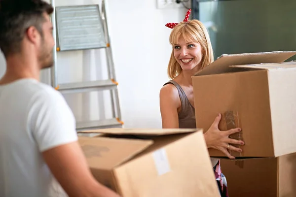 Casal com caixas de papelão em nova casa — Fotografia de Stock