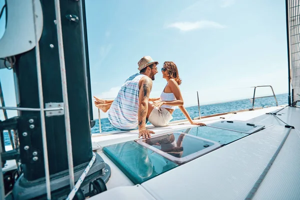 Pareja joven en barco - Crucero vacaciones vacaciones turista —  Fotos de Stock