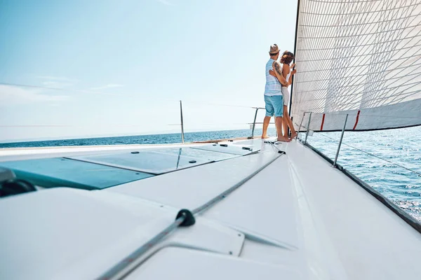Vacanze di viaggio in nave da crociera - gli amanti che godono di cruis — Foto Stock