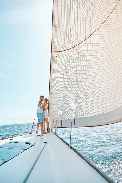 Romantico felice uomo e donna sulla nave da crociera in viaggio — Foto Stock
