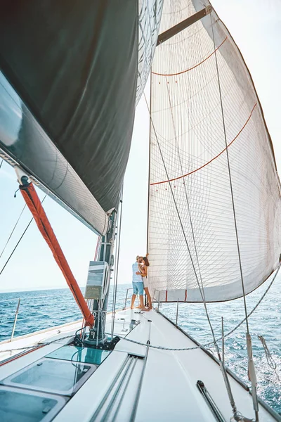 Coppia felice rilassarsi su uno yacht di lusso. amanti in crociera — Foto Stock
