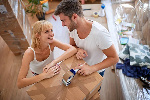 Casal jovem se mudando para uma nova casa — Fotografia de Stock