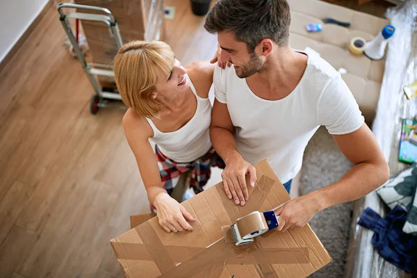 Young family moving into a new home — Stock Photo, Image