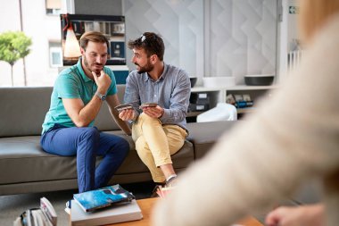 Renk ve doku kataloğuna bakan ve işaret eden çift