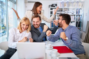 iş adamları başarıyla tamamlanmış ve sözleşmeli iş