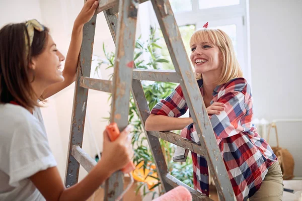 Jong stel vrouwen verhuizen in nieuwe hous — Stockfoto