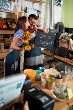 Kahve bar açık - açık işareti ile erkek ve kadın sahibi