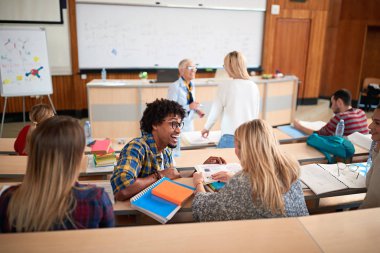 ders ile eğitim sınıfında öğrenciler