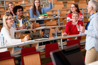 öğrenci ile üniversite tartışmasında öğretim görevlisi