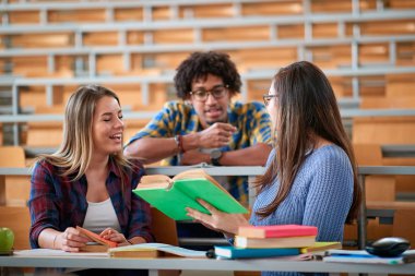 öğrenci grubu tartışma ve üniversitede birlikte yazma